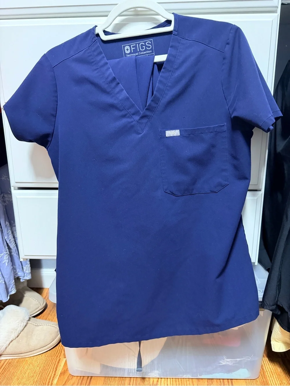 Figs one pocket top - Picture 1 of 2